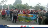 Ratusan Masyarakat 3 Desa Datangi Kantor Bupati Sintang Tuntut Kebun Plama Dari Kebun Kelapa Sawit PT SNIP
