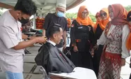 Bagi Takjil dan Potong Rambut Gratis di Kota Tegal