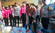 Polisi Tegal Kota Beri Bantuan Air Bersih Ke Warga Terdampak Krisis Air