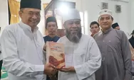 Safari Ramadan di Tabah Penanjung, Gubernur Helmi Hasan Serahkan Buku Merah Putih pada Bupati Bengkulu Tengah
