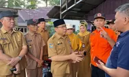 Pejabat Pemprov Bengkulu Tinjau Rumah Warga Terdampak Longsor dan Banjir di Seluma dan Salurkan Bantuan