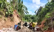 Babinsa Koramil Ketahun Kawal Percepatan Pembangunan Jembatan Gantung Perintis Desa Kualalangi