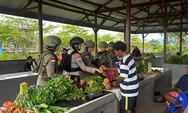 Sabangi Pedagang Pasar Keyabi Nduga, Papua,   Polwan Damai Cartenz Rajut Rasa Aman dan Nyaman