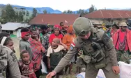 Banpres Disalurkan ke Pengungsi Agisiga, Satgas Ops Damai Cartenz Gelar Trauma Healing 