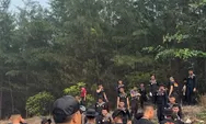Personel Ditsamapta Polda Bengkulu Bersihkan Pantai Pasir Putih