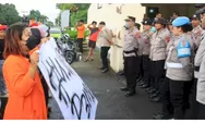 Tegang di Gerbang Mapolres Sikka: Massa PMKRI–GMNI Terobos Barikade Saat Hujan Deras
