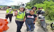 Polwan Polda NTT, Evakuasi Ibu Hamil yang Hendak Melahirkan di Lokasi Jembatan Ambruk Naibonat