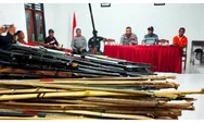 Warga Narasaosina Serahkan Puluhan Senpi Rakitan dan Ratusan Anak Panah ke Polres Flores Timur