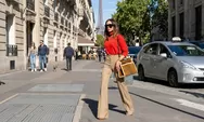 Victoria Beckham Bocorkan Aksesori Kunci Musim Semi 2026 Lewat Penampilan Elegan