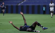 Ngeri! Ditebas Lawan, Pesepakbola Ini Patah Tulang Kaki Ganda, 3 Pemain Dikeluarkan dari Lapangan