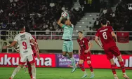 Terlibat Benturan Keras, Kiper Persis Solo Diboyong ke Rumah Sakit