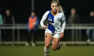 Pesona Ana Maria Markovic dengan Atasan Sutra Elegan