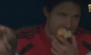 Viral Kiper Belgia Makan Apel saat Tertinggal Dua Gol dari Senegal