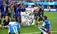 Memalukan, Pemain Argentina Bentangkan Spanduk Falkland Milik Kami