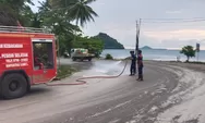 Jalan Berlumpur di Jalan Sutan Syahrir Dibersihkan, Damkar Pesisir Selatan Imbau Pengendara Waspada