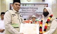 Kepulangan Jemaah Haji Kloter 1 Debarkasi Padang Berjalan Lancar, Petugas Terima Penghargaan