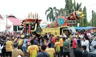 Tabuik Naiak Pangkek Jadi Magnet Wisata Pariaman, Ribuan Orang Saksikan Prosesi Puncak