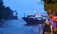 Kapal Mentawai Fast Terdampar di Pintu Masuk Muaro Padang, Kapal Penuh Penumpang Saat Hujan Deras