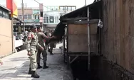Satpol PP Padang Tertibkan Bangunan Liar di Atas Drainase, Dinilai Langgar Aturan