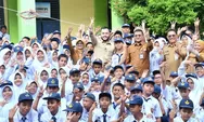 SMPN 3 Padang Terima Seragam Gratis, Dua Siswa Dapat Reward usai Aksi Heroik di HUT RI ke-81