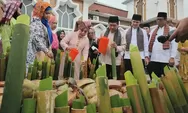 Asap Bara dan Aroma Santan Warnai Malamang di Mauluik Gadang Padang Pariaman
