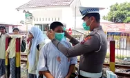 Kabut Asap Karhutla Ganggu Aktivitas Warga Padang, Polisi Bagikan Masker Gratis