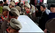 Suasana Haru Iringi Pelepasan Jenazah Kadisnakerin Payakumbuh Yasril