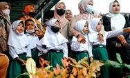 Bantu Ringankan Beban Orang Tua, Pemkab Solsel Salurkan Seragam Sekolah Gratis
