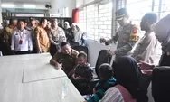 Dari Jalanan ke Bangku Sekolah, Bupati Dony Antar Fikri dan Salurkan Bantuan Guna Perbaiki Rumah