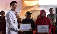Wabup Fajar Serahkan Bantuan Petani Tembakau di Sukasari