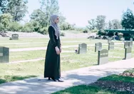 Bagaimana Hukum Ziarah Kubur bagi Perempuan Muslim? Baca Penjelasan ini Agar Tidak Melakukan Tradisi Jahiliah!