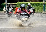 Pengendara Motor Wajib Tahu, Berikut adalah Tips Penting untuk Mencegah Motor Mogok saat Melewati Genangan Banjir