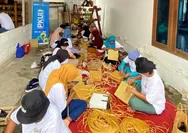 Mengembangkan Potensi Usaha Masyarakat di Cirebon, PNM Berikan Studi Banding Anyaman bagi Ketua Kelompok Unggulan Mekaar