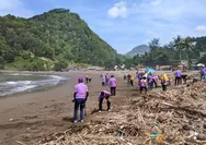 Dolan Bareng, Alumni SMP-SMA Wonosobo Angkatan 72-75 Bersihkan Pantai Karangbolong