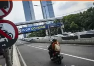 Nekat, Pengendara Sepeda Motor Melintas di Jalan Layang Non Tol, Walau Ada Rambu Larangan