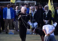 Lagi, Mahasiswa Tuntut Evaluasi MBG, Gelar Aksi Teatrikal hingga Doa Bersama di Depan Pendapa Kudus