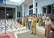 Gubernur Salurkan 1.400 Paket Sembako untuk Daerah Pascabencana di Pesisir Selatan