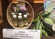 Guru Biologi Mengajarkan Tentang Kehidupan...Membasmi Jentik Nyamuk Dengan Daun Mangga.