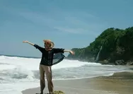 Spot Ikonik Pantai Umbul Waru Blitar, Punya Muara Sungai dan Air Terjun Langsung ke Laut