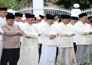 Pj Gubernur Sumut Bersama Ribuan Umat Muslim Salat Idulfitri di Halaman Rumah Dinas