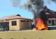 Ratusan Massa Bakar Markas Polsek Muara Batang Gadis Madina: Sudah Lama Kami Resah!