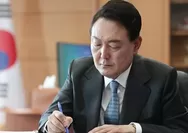 Eks Presiden Korsel Yoon Suk-yeol Ogah Diperiksa Jaksa, Berbaring di Lantai Hanya Pakai Singlet