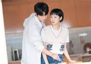 Soon Rok dan Yumi Menyiapkan Makanan Bersama dalam Still Cut Drama Korea Yumi's Cells 3 Episode 7 dan 8 Malam Ini