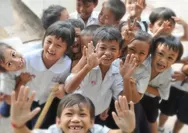 Naskah Drama Pendek 5 Menit untuk 6 orang tentang Sopan Santun di Sekolah, Judul: Pintu Kebiasaan Baik
