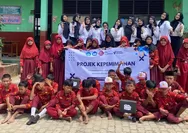 Hidupkan Kembali Lampu yang Telah Rusak, Siswa SDN 3 Langkapura Dibekali Mahasiswa PPG Prajabatan Gelombang 1 Unila Keterampilan Teknis