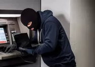 Skimming, Phishing, dan Teman-Temannya: Cara Penipu Digital ‘Nongkrong’ di HP Kamu Tanpa Diundang!