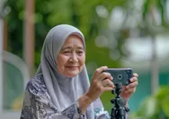 Sorotan Khusus: Facebook Ditinggalkan, TikTok Jadi Jawara Baru Medsos RI, YouTube Masih Digandrungi Gen X hingga Pre-Boomer di 2025