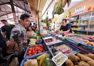 Gibran Blusukan ke Pasar Cihapit Bandung, Borong Bahan Pokok