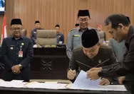 Rapat Paripuna, Pj Wali Kota Bekasi dan DPRD Kota Bekasi Tandatangani 5 Raperda Menjadi Perda