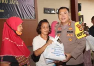 Polres Metro Jakarta Pusat Bagikan 500 Paket Sembako dari Kapolda Metro Jaya